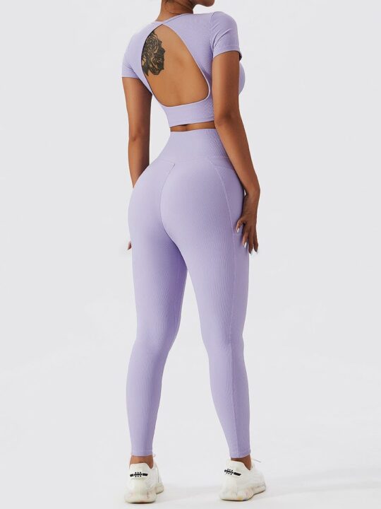 Look Flawless in Our Open-Back Ribbed Short-Sleeve Crop Top & High-Waist Pocket Leggings Set - The Perfect Outfit for Any Occasion!