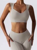 Feel Sexy and Elegant in this 2-Piece Yoga Set - Flared Wide Leg Cut & High Support Top for Maximum Comfort!