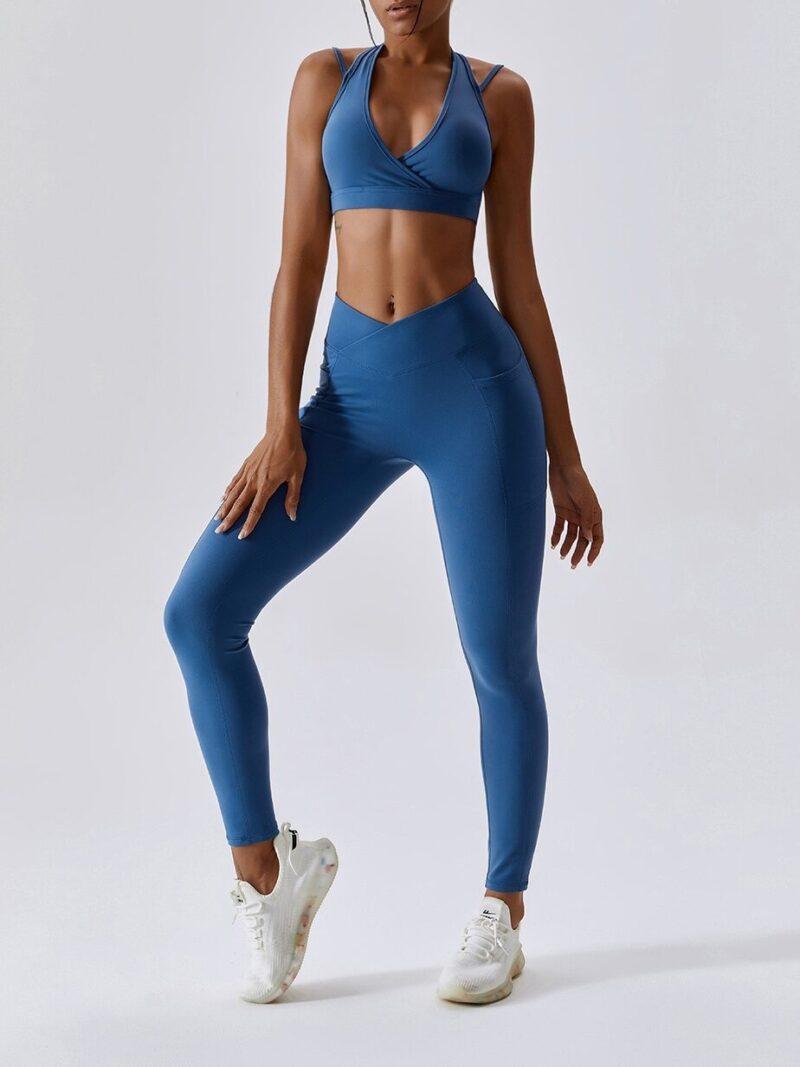Double Strap Halter Neck Bra & V-Shaped Waist Leggings with Pockets Combo - A Head-Turning Workout Outfit!