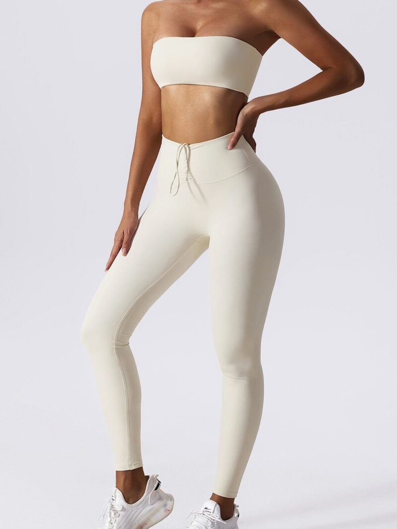Show Off Your Curves in Style with Our Strapless Sports Bra & Push Up Elastic High-Waist Leggings Set - Perfect for Working Out or Lounging Around.
