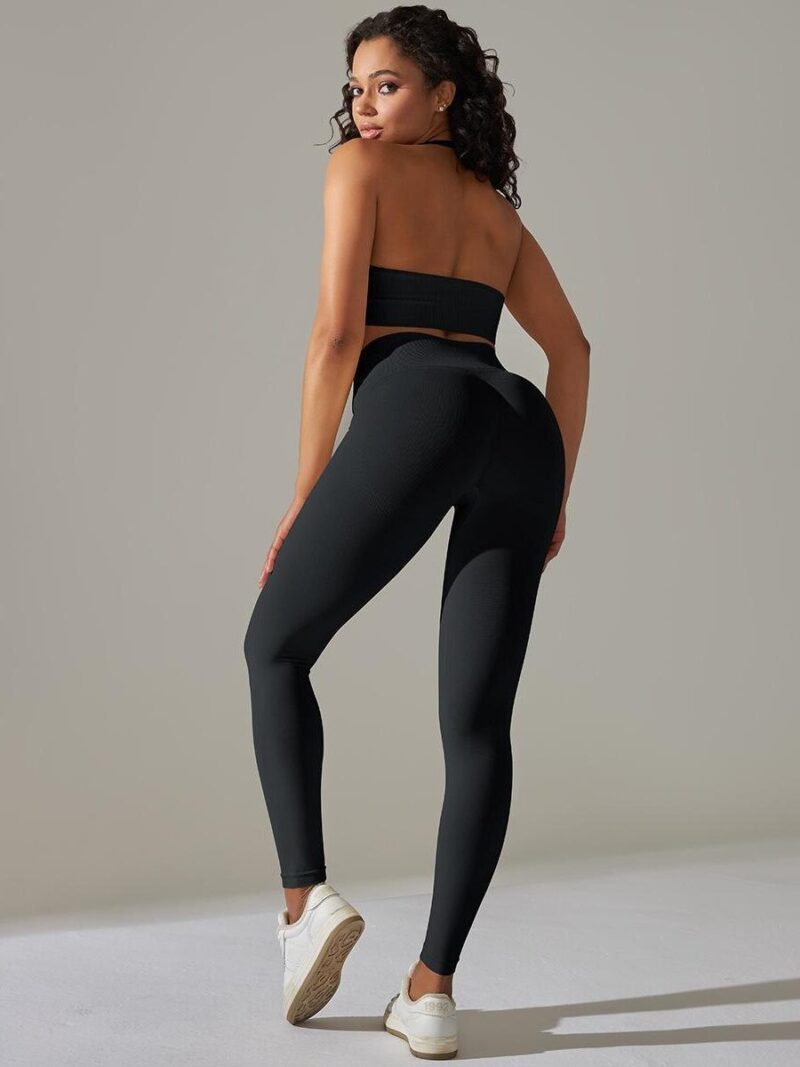 Stay Cool & Stylish with this Halter Sports Bra & High Waisted Leggings Set - Breathable Comfort Guaranteed!