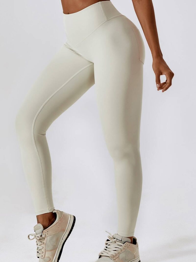 Look and Feel Flawless in Our Pockets High Waist Scrunch Butt Leggings! Enhance Your Natural Beauty with These Stylish and Comfortable Leggings.