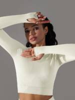 Luxurious Womens Long-Sleeved Crop Top Yoga Shirt with Sensual Thumb Holes