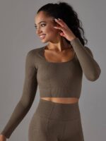 Womens Stylish Long-Sleeve Yoga Crop Top - Perfect for Working Out or Lounging Around!