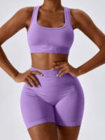 Sporty & Stylish Womens 2-Piece Set: Racerback Sports Bra & High-Waist Scrunch Butt Shorts for a Flattering Fit and Maximum Comfort.