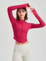 Stay Warm & Look Stylish with Our Zippered Crop Yoga Jacket Featuring Thumb Holes for Maximum Comfort & Freedom of Movement!