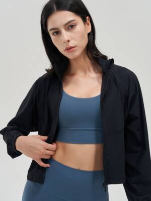 Stay Warm and Comfy in this Zipper Cropped Running Jacket with a Loose Fit!