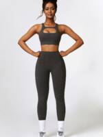 Two-Piece Athletic Outfit: Sports Bra & Scrunchy Booty Leggings - Perfect for Working Out!