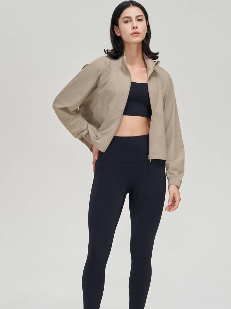 Zippy Cropped Jogging Jacket with a Relaxed Fit - Perfect for Exercise or Everyday Wear!