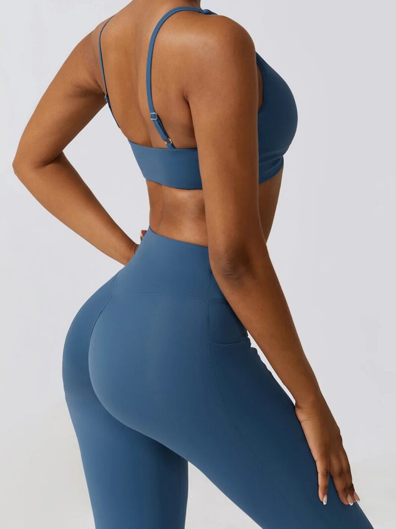 Twisted-Style Backless Athletic Bra: Get a Sleek Look While Working Out!